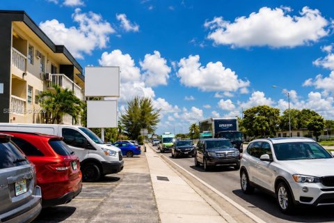 Propiedad comercial en venta en Hialeah, Florida № 2153988 - foto 5