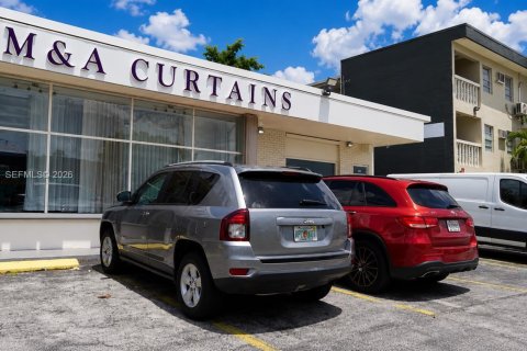 Propiedad comercial en venta en Hialeah, Florida № 2153988 - foto 4
