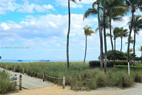 Снять в аренду кондоминиум в Бэл-Харбор, Флорида 2 спальни, 182.74м2, № 2028643 - фото 2