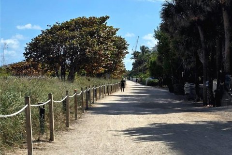 Снять в аренду кондоминиум в Бэл-Харбор, Флорида 2 спальни, 182.74м2, № 2028643 - фото 3