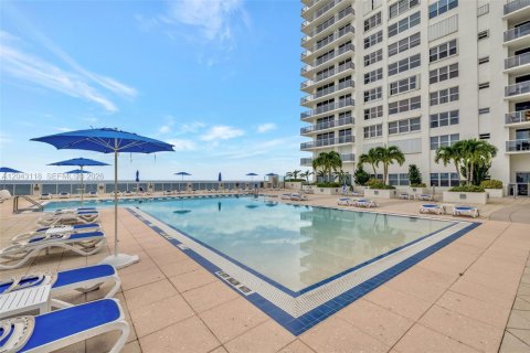 Condo in Hollywood, Florida, 2 bedrooms № 2184855 - photo 30