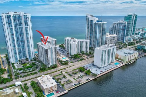 Condo in Hollywood, Florida, 2 bedrooms № 2184855 - photo 2
