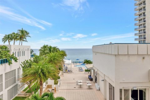 Condo in Hollywood, Florida, 2 bedrooms № 2184855 - photo 17