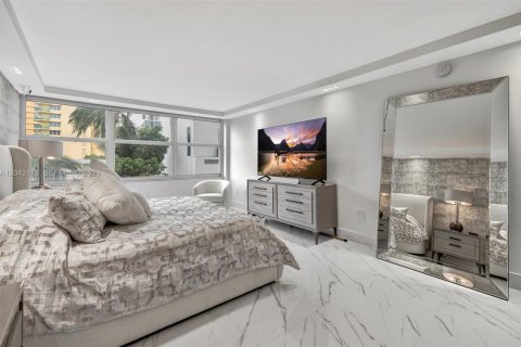 Condo in Hollywood, Florida, 2 bedrooms № 2184855 - photo 21