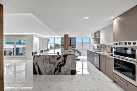 Condo in Hollywood, Florida, 2 bedrooms № 2184855 - photo 11