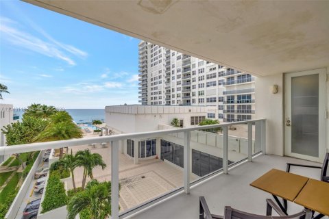 Condo in Hollywood, Florida, 2 bedrooms № 2184855 - photo 15