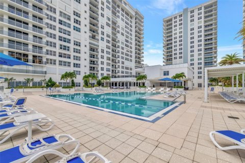 Condo in Hollywood, Florida, 2 bedrooms № 2184855 - photo 29