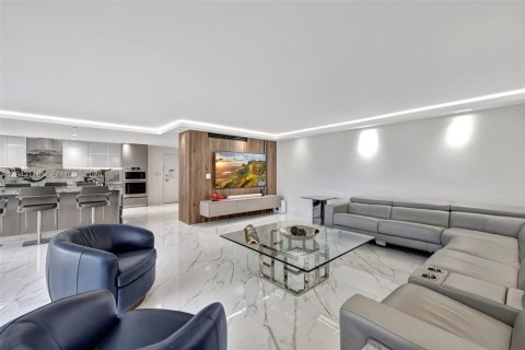 Condo in Hollywood, Florida, 2 bedrooms № 2184855 - photo 6