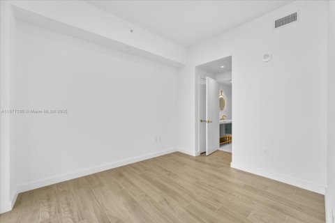 Condominio en venta en Miami, Florida, 1 dormitorio, 62.71 m2 № 1704647 - foto 11
