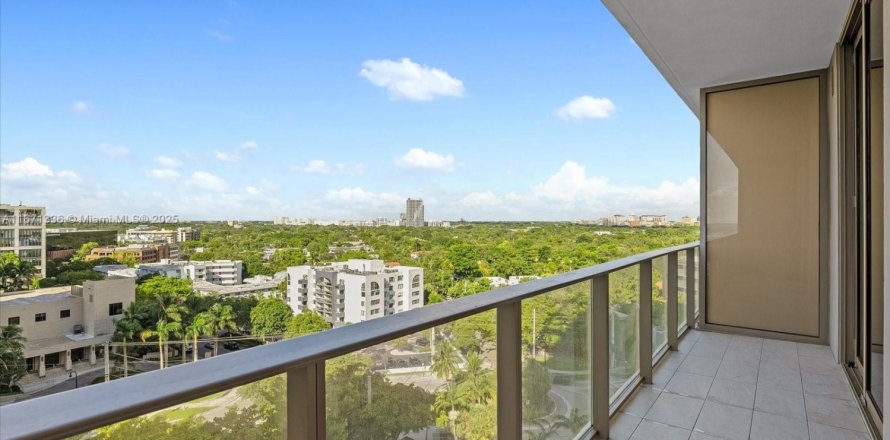 Condominio en Miami, Florida, 1 dormitorio  № 1704647