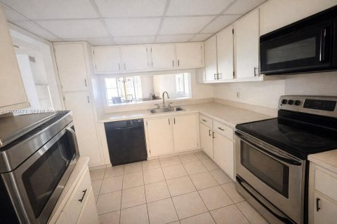 Condo in Lauderhill, Florida, 2 bedrooms  № 2065223 - photo 4