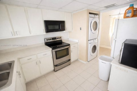 Condo in Lauderhill, Florida, 2 bedrooms  № 2065223 - photo 3