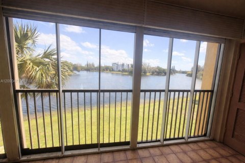 Condo in Lauderhill, Florida, 2 bedrooms  № 2065223 - photo 13