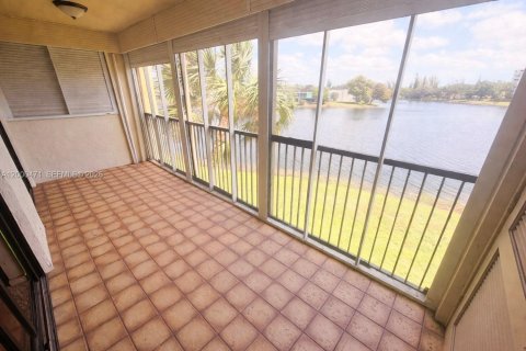 Condo in Lauderhill, Florida, 2 bedrooms  № 2065223 - photo 12
