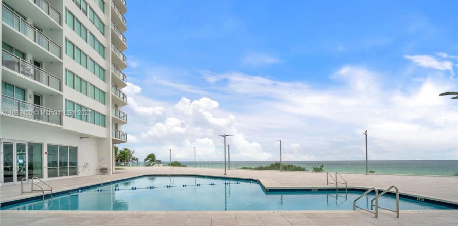 Кондоминиум с 2 спальнями в Майами-Бич, Флорида № 1931711