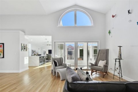 House in Saint Petersburg, Florida 3 bedrooms, 185.8 sq.m. № 1527399 - photo 4