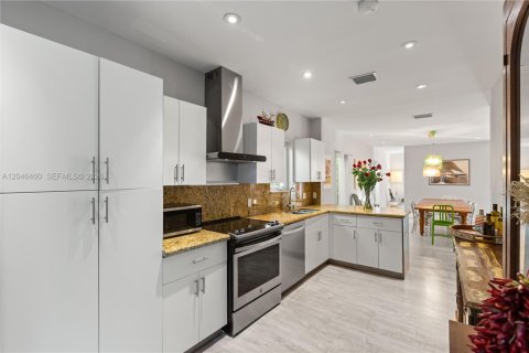 Villa ou maison à vendre à Coral Gables, Floride: 3 chambres, 229.65 m2 № 2189463 - photo 13