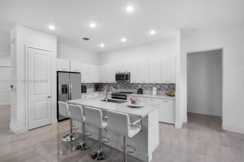 Casa en venta en Miramar, Florida, 5 dormitorios, 314.1 m2 № 2084177 - foto 13