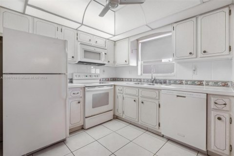 Condo in Hollywood, Florida, 2 bedrooms  № 1764095 - photo 4