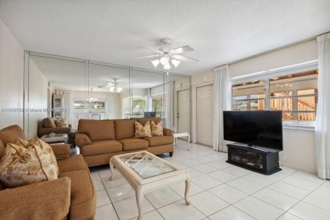 Condo in Hollywood, Florida, 2 bedrooms  № 1764095 - photo 11
