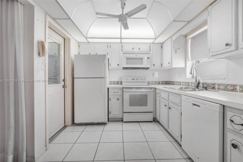 Condo in Hollywood, Florida, 2 bedrooms  № 1764095 - photo 6