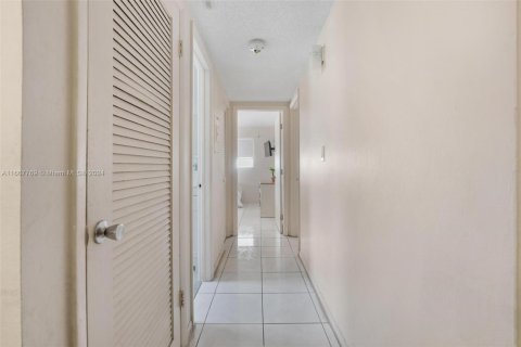 Condo in Hollywood, Florida, 2 bedrooms  № 1764095 - photo 12