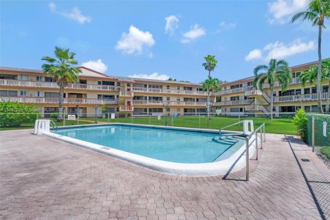 Condo in Hollywood, Florida, 2 bedrooms  № 1764095 - photo 1