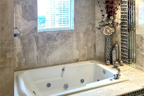 Condo in Sunny Isles Beach, Florida, 2 bedrooms  № 1892707 - photo 20