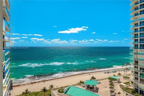 Condo in Sunny Isles Beach, Florida, 2 bedrooms  № 1892707 - photo 1