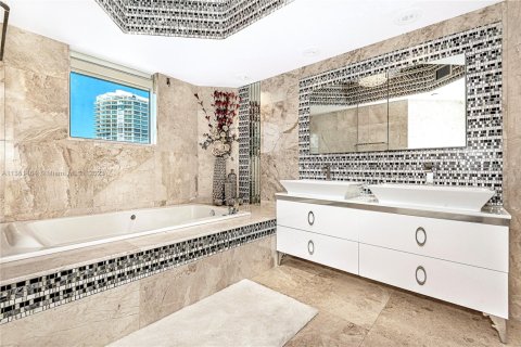 Condo in Sunny Isles Beach, Florida, 2 bedrooms  № 1892707 - photo 17