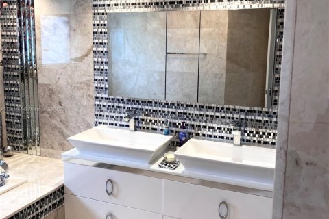 Condo in Sunny Isles Beach, Florida, 2 bedrooms  № 1892707 - photo 18