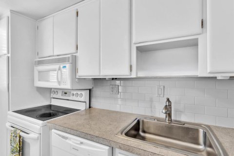 Condo in South Palm Beach, Florida, 1 bedroom № 2169941 - photo 24