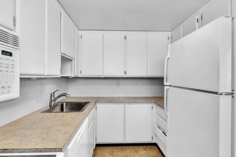 Condo in South Palm Beach, Florida, 1 bedroom № 2169941 - photo 23