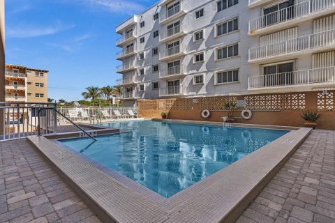 Condo in South Palm Beach, Florida, 1 bedroom № 2169941 - photo 27
