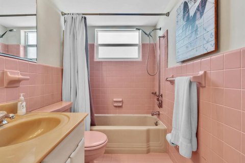 Condo in South Palm Beach, Florida, 1 bedroom № 2169941 - photo 21