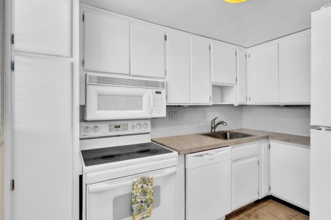 Condo in South Palm Beach, Florida, 1 bedroom № 2169941 - photo 22