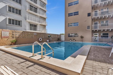 Condo in South Palm Beach, Florida, 1 bedroom № 2169941 - photo 26
