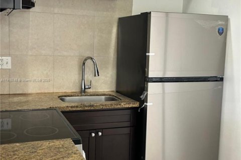 House in North Miami Beach, Florida 2 bedrooms, 59.64 sq.m. № 1972058 - photo 5