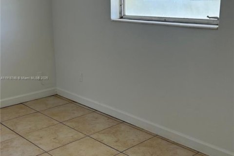 House in North Miami Beach, Florida 2 bedrooms, 59.64 sq.m. № 1972058 - photo 11