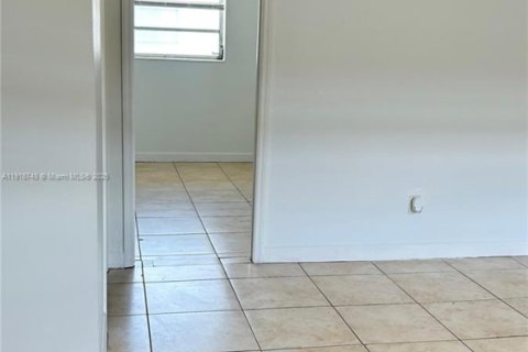 House in North Miami Beach, Florida 2 bedrooms, 59.64 sq.m. № 1972058 - photo 6