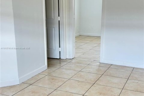 House in North Miami Beach, Florida 2 bedrooms, 59.64 sq.m. № 1972058 - photo 7