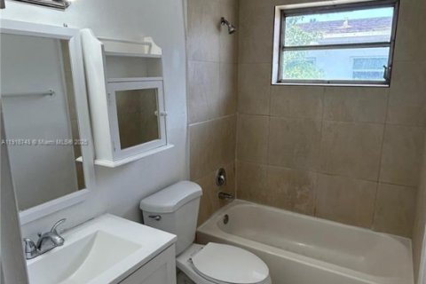 House in North Miami Beach, Florida 2 bedrooms, 59.64 sq.m. № 1972058 - photo 18