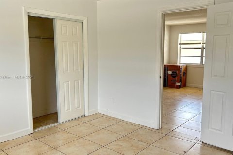 House in North Miami Beach, Florida 2 bedrooms, 59.64 sq.m. № 1972058 - photo 13