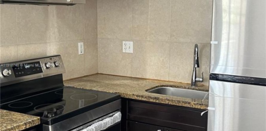 House in North Miami Beach, Florida 2 bedrooms, 59.64 sq.m. № 1972058