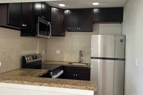 House in North Miami Beach, Florida 2 bedrooms, 59.64 sq.m. № 1972058 - photo 2