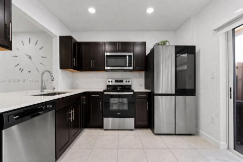 House in Florida City, Florida 2 bedrooms, 112.23 sq.m. № 2033269 - photo 9