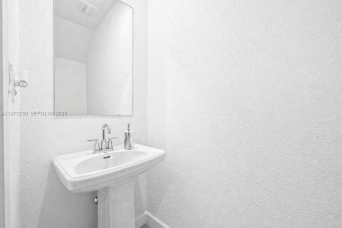 House in Florida City, Florida 2 bedrooms, 112.23 sq.m. № 2033269 - photo 13