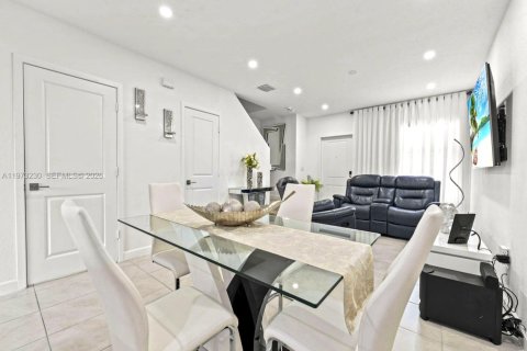 House in Florida City, Florida 2 bedrooms, 112.23 sq.m. № 2033269 - photo 4