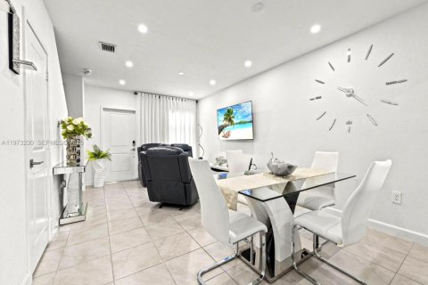 House in Florida City, Florida 2 bedrooms, 112.23 sq.m. № 2033269 - photo 5