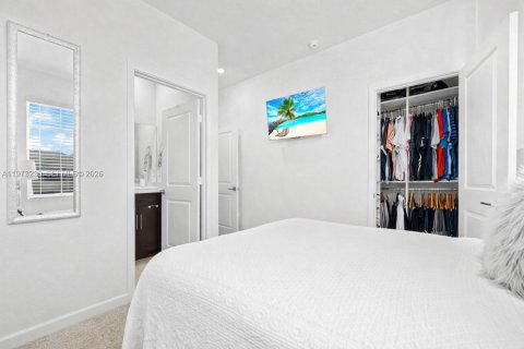 House in Florida City, Florida 2 bedrooms, 112.23 sq.m. № 2033269 - photo 23